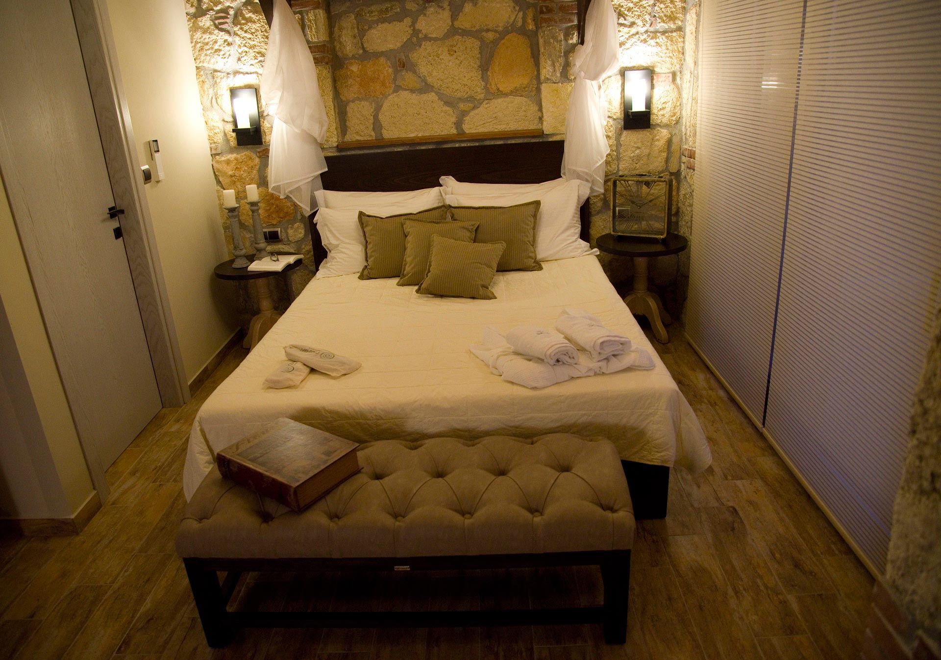 Tiara Holidays - Five Sense Luxury Villas - Afi - bedroom